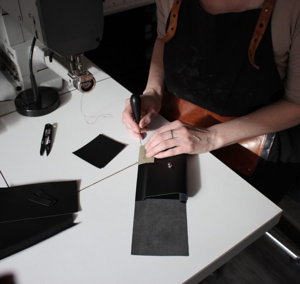 Herstellung kleine Umhängetasche im Lederhandwerk