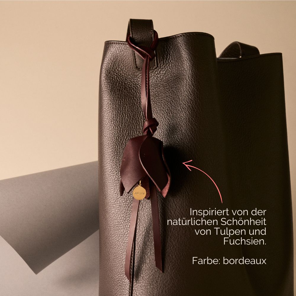 bag charm aus leder blüten bordeaux