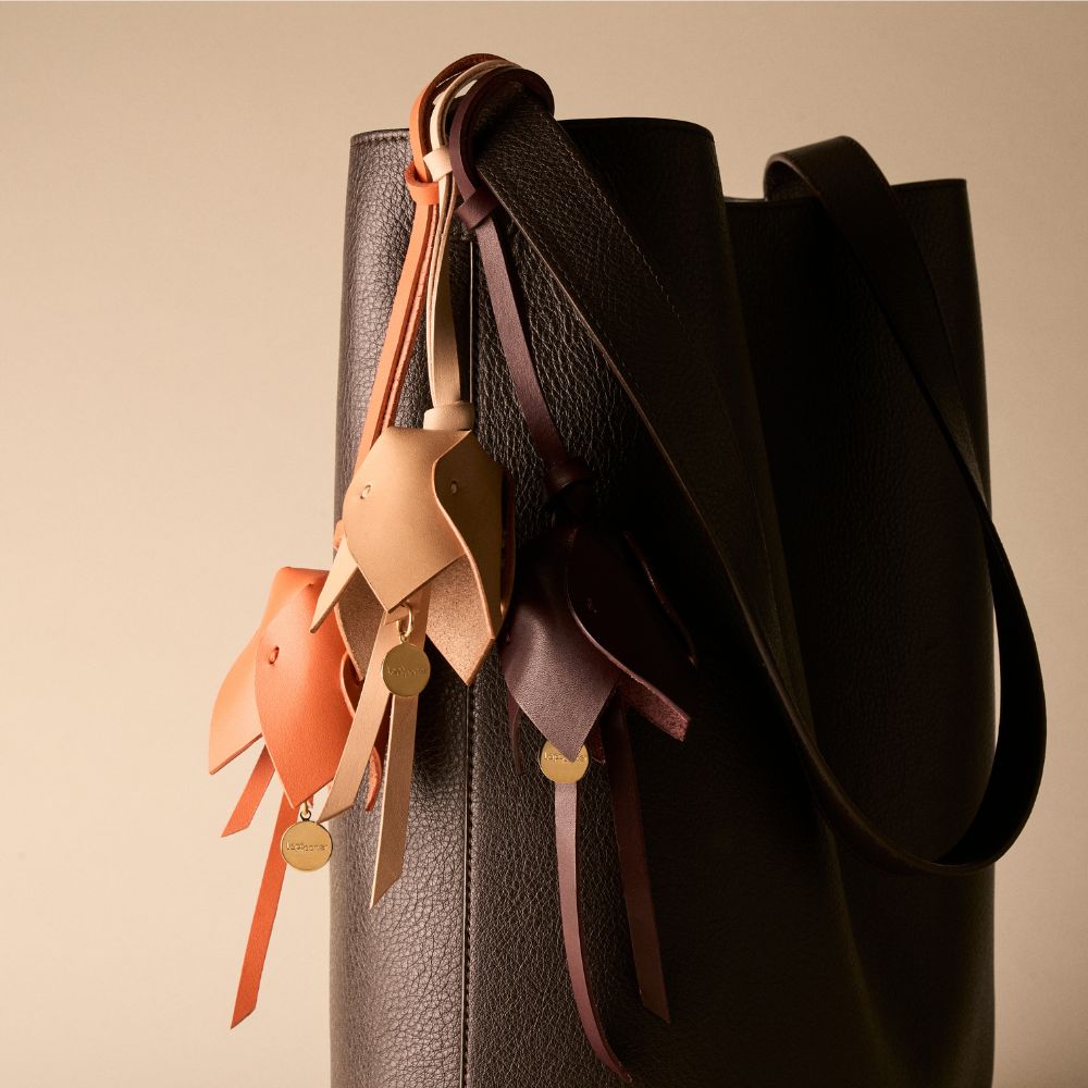 trend bag charms aus leder blumen