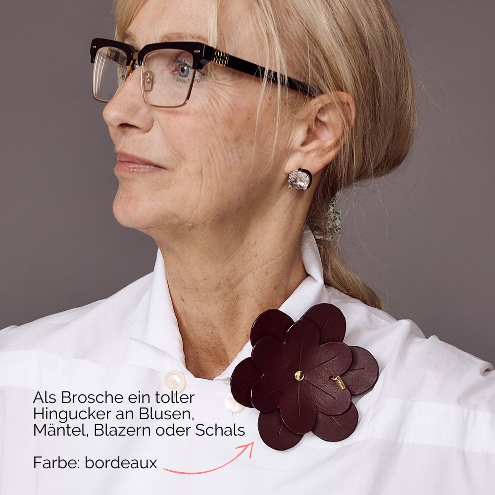 Brosche aus Lederblüte