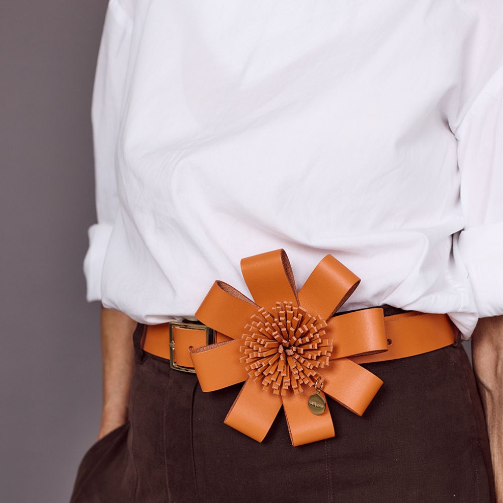 Gürtel mit großer Lederblume