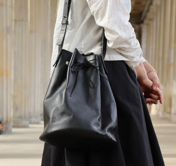 Modell bucket bag aus Lederbearbeitungskurs