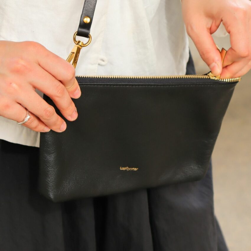 kleine schwarze Ledertasche von Lapàporter
