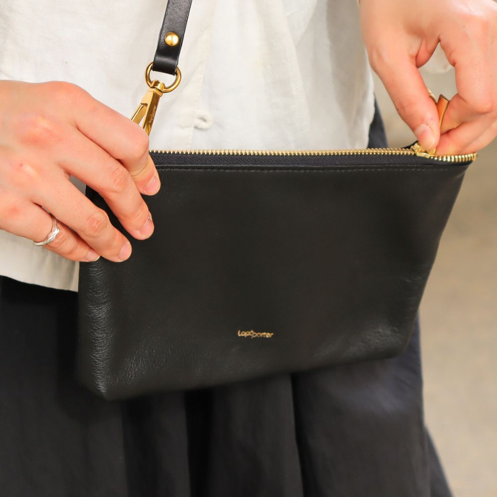 kleine schwarze Ledertasche von Lapàporter