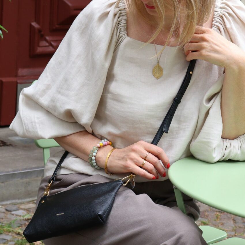 kleine schwarze Ledertasche von Lapàporter