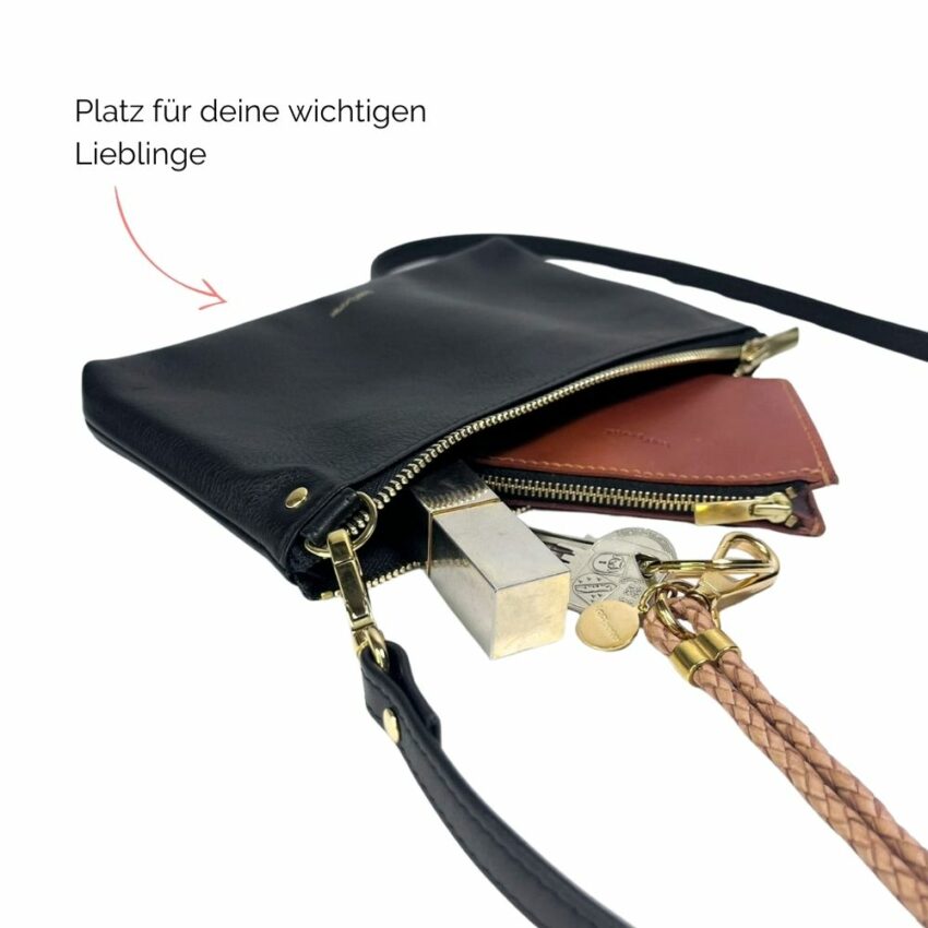 kleine schwarze Ledertasche für das wesentliche