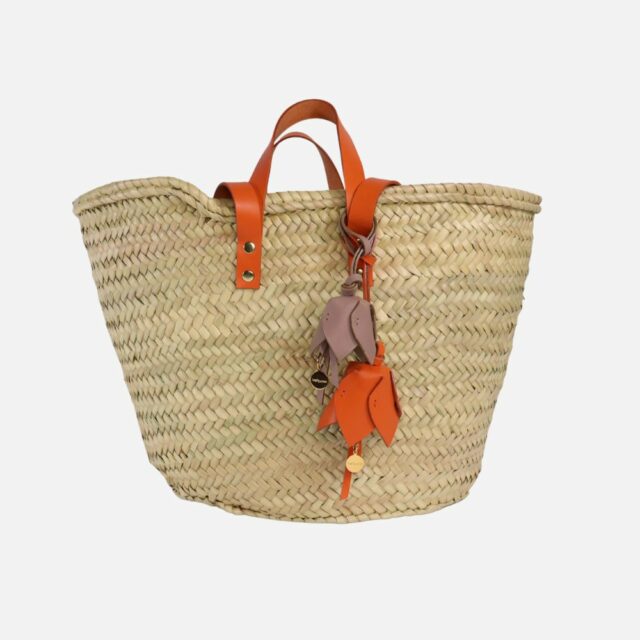 Korbtasche oder Strandtasche mit Lederhenkeln Korbtasche oder Strandtasche mit Lederhenkeln und Lederblühten