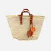 Korbtasche oder Strandtasche mit Lederhenkeln und Lederblühten