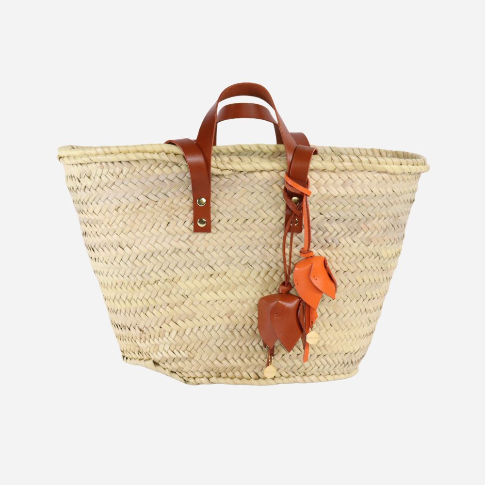 Korbtasche oder Strandtasche mit Lederhenkeln und Lederblühten