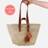 Korbtasche oder Strandtasche mit Lederhenkeln Korbtasche oder Strandtasche mit Lederhenkeln und Lederblühten