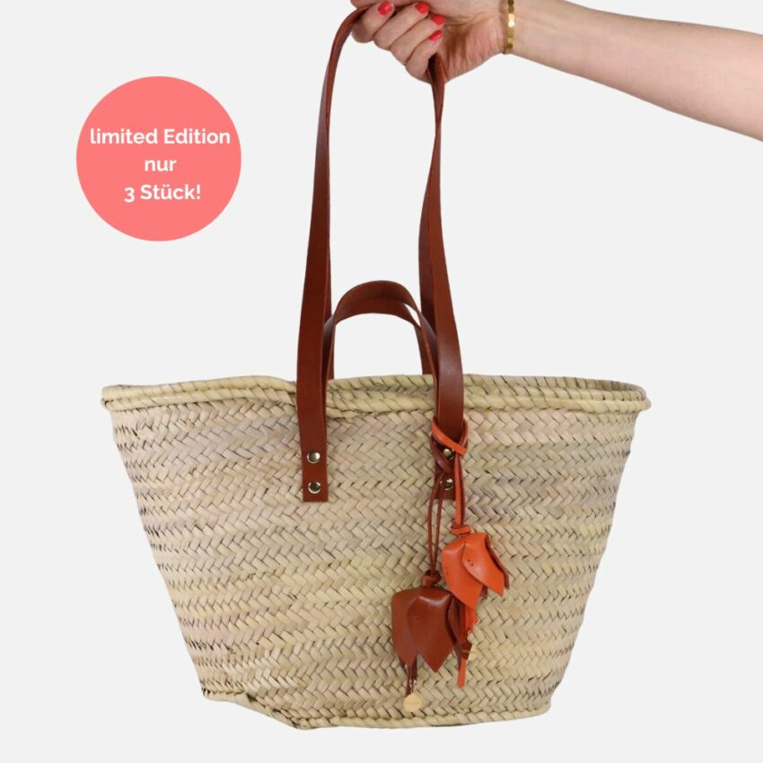 Korbtasche oder Strandtasche mit Lederhenkeln Korbtasche oder Strandtasche mit Lederhenkeln und Lederblühten