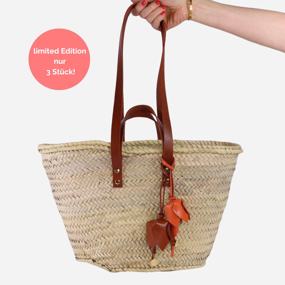 Korbtasche oder Strandtasche mit Lederhenkeln Korbtasche oder Strandtasche mit Lederhenkeln und Lederblühten
