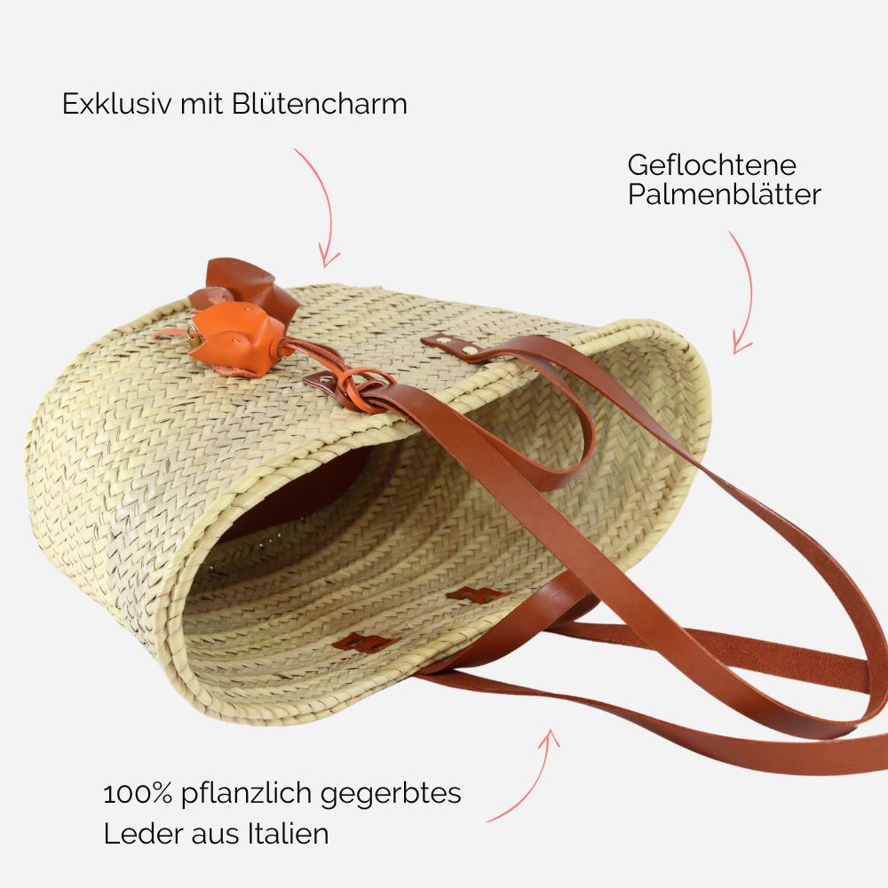Korbtasche oder Strandtasche mit Lederhenkeln Korbtasche oder Strandtasche mit Lederhenkeln und Lederblühten