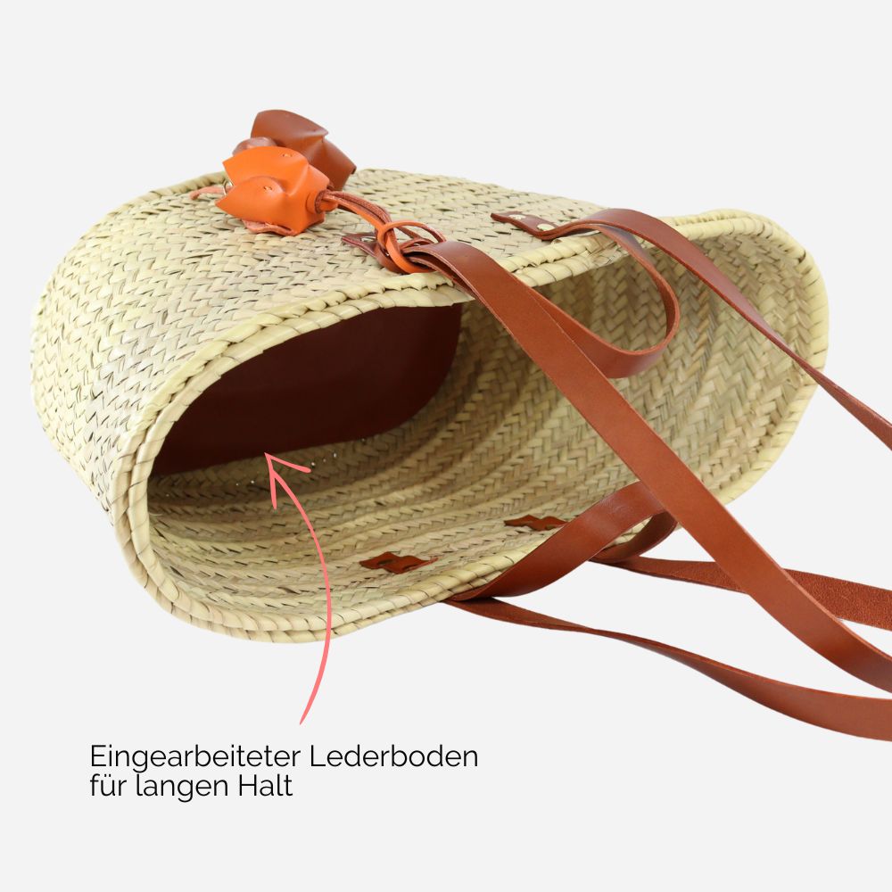 Korbtasche oder Strandtasche mit Lederhenkeln Korbtasche oder Strandtasche mit Lederhenkeln und Lederblühten