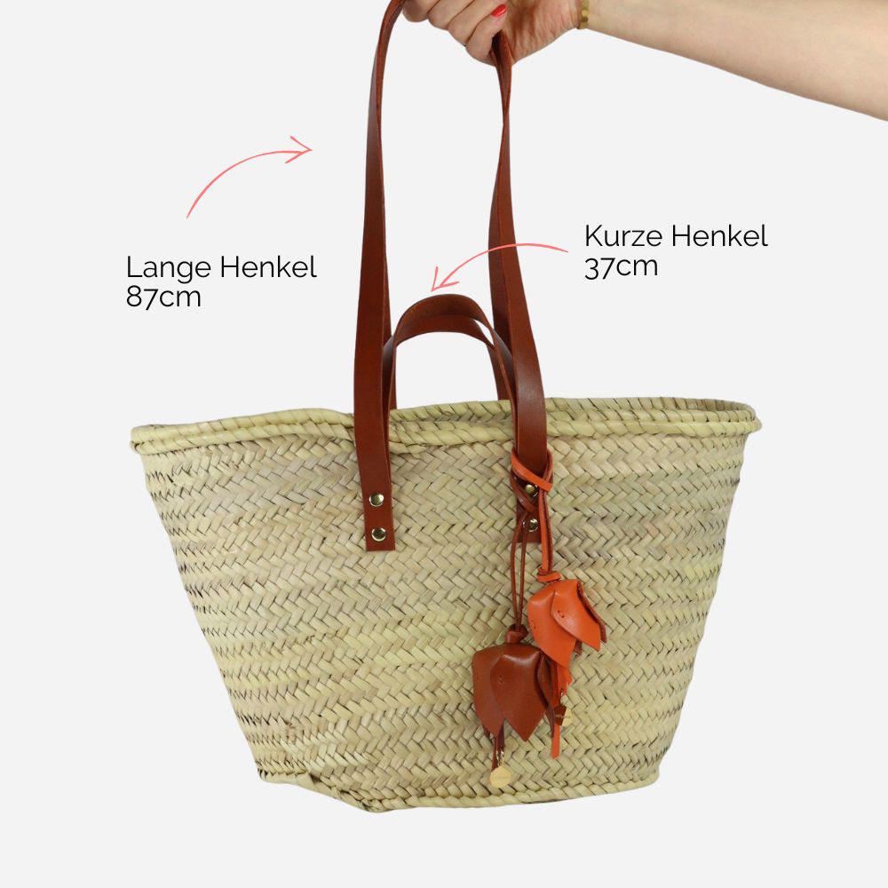Korbtasche oder Strandtasche mit Lederhenkeln Korbtasche oder Strandtasche mit Lederhenkeln und Lederblühten