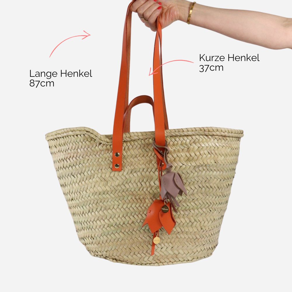 Korbtasche oder Strandtasche mit Lederhenkeln Korbtasche oder Strandtasche mit Lederhenkeln und Lederblühten