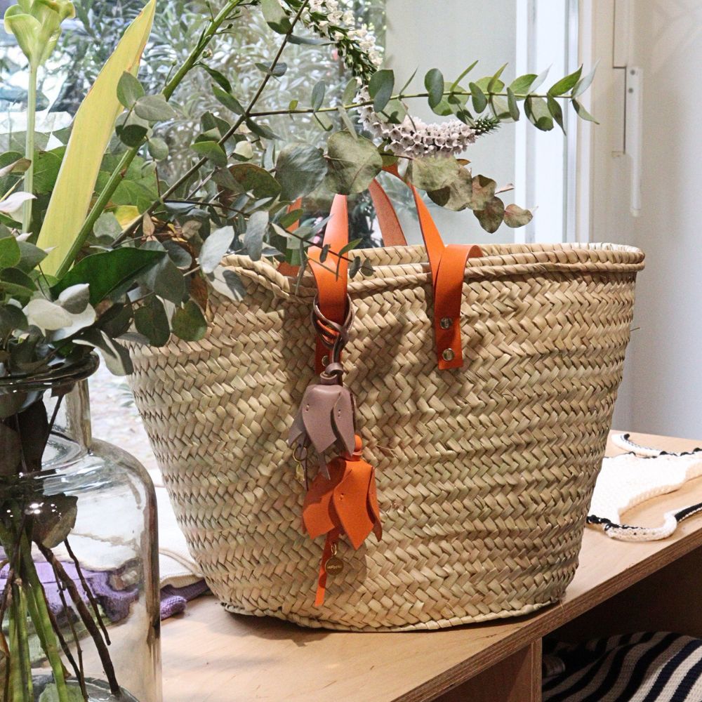 Korbtasche oder Strandtasche mit Lederhenkeln